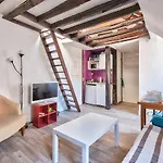 Studio Under The Roof → Paris 4 ←
